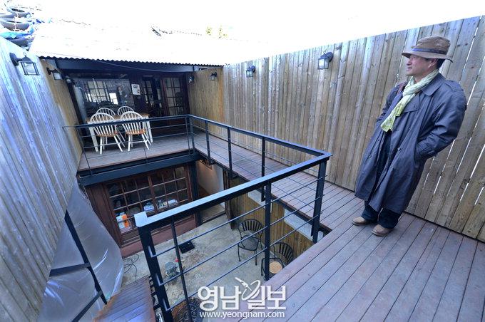 대구 도심 속 가을   카페 삼덕상회 2층 창을 열면 북성로 은행잎 노랗게 뒹군다