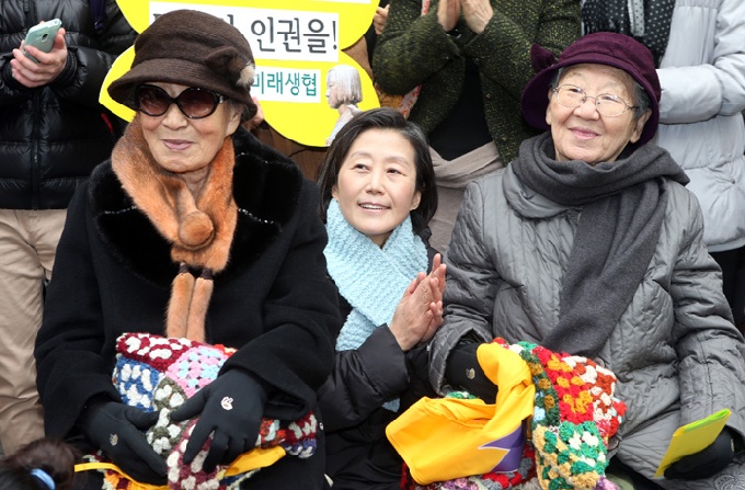 일본군 위안부 문제해결 위한 수요시위 참석한 김미경 교수