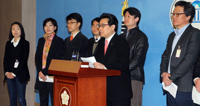전병헌 민주통합당 의원이 4일 국회 정론관에서  국가재정법의 근거 법률에 ‘신문산업 진흥에 관한 특별법’을 추가하는 내용의 ‘국가재정법 일부개정법률안’을 대표 발의했다고 밝히고 있다.  연합뉴스
