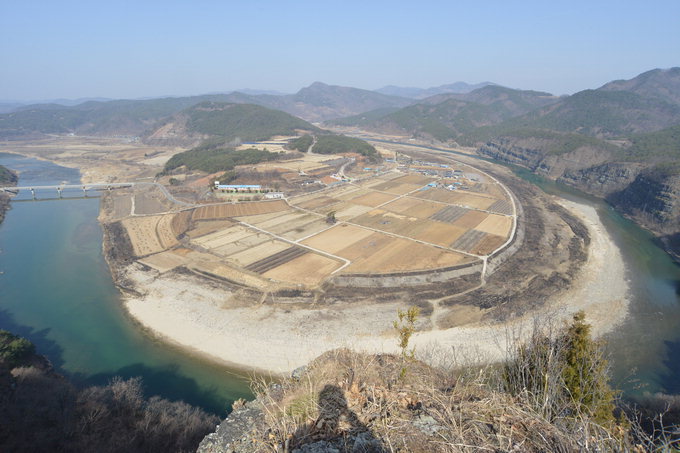 [최원식의 산] 고려 공민왕의 어머니가 홍건적의 난 때 피란간 그곳    왕모산 (안동시 도산면 ·해발６４８m)