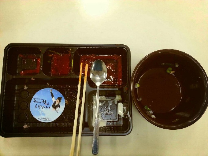 수지 밥차 인증샷 말끔하게 비운 식판 공개 인상적
