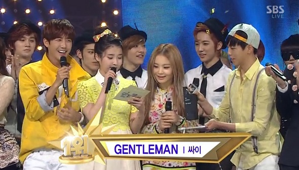 이하이 대리 수상...싸이 젠틀맨 인기가요 1위 만면에 웃음