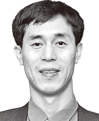 [김성태의 뮤지컬＆시어터] 관객 뒤의 주인공이 지휘하고 단원은 무대에 앉아서 소리로만 표현…19금 음악극 ‘칼리굴라 리믹스’