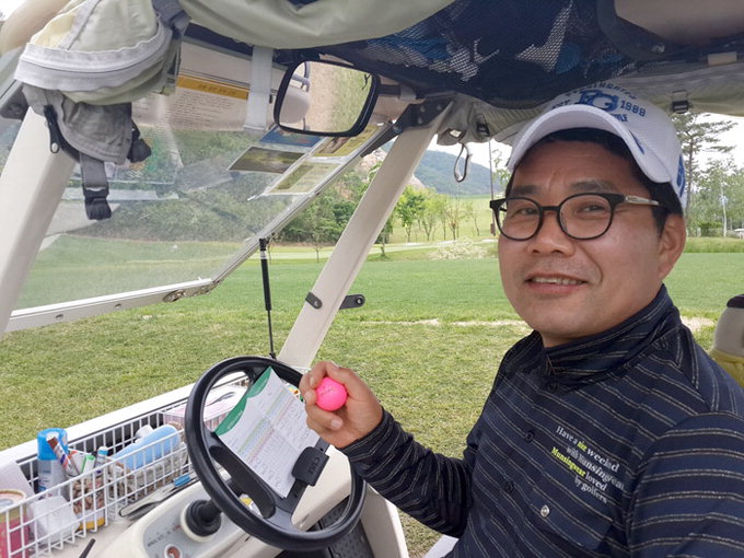 “음료 배달에…잔디도 손수 깎아요”