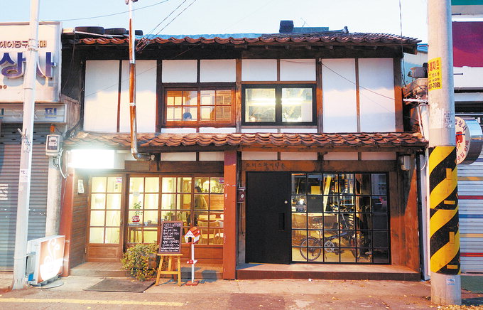 이토 히로부미의 향나무는 무성하고…신사 기둥은 롤러로 굴러다닌다