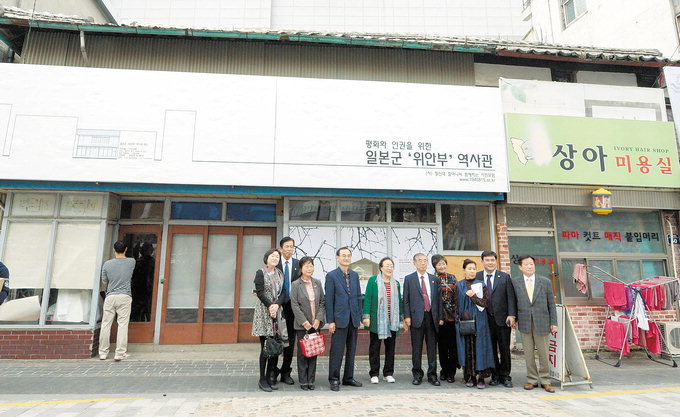 이토 히로부미의 향나무는 무성하고…신사 기둥은 롤러로 굴러다닌다
