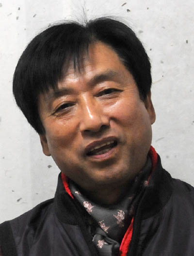 10년간의 약속, 기획시집 ‘만인시인선’ 50권 달성한 만인사 대표 박진형 시인