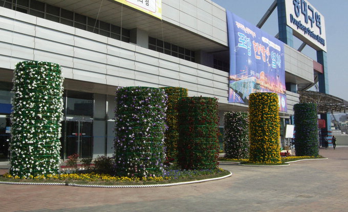 코레일, 동구청 지원 동대구역 광장 꽃탑·꽃벽 설치