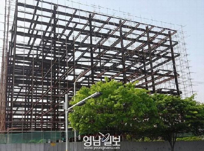 구미 ‘23년간 흉물’ 센츄리타워 철골 6월까지 철거