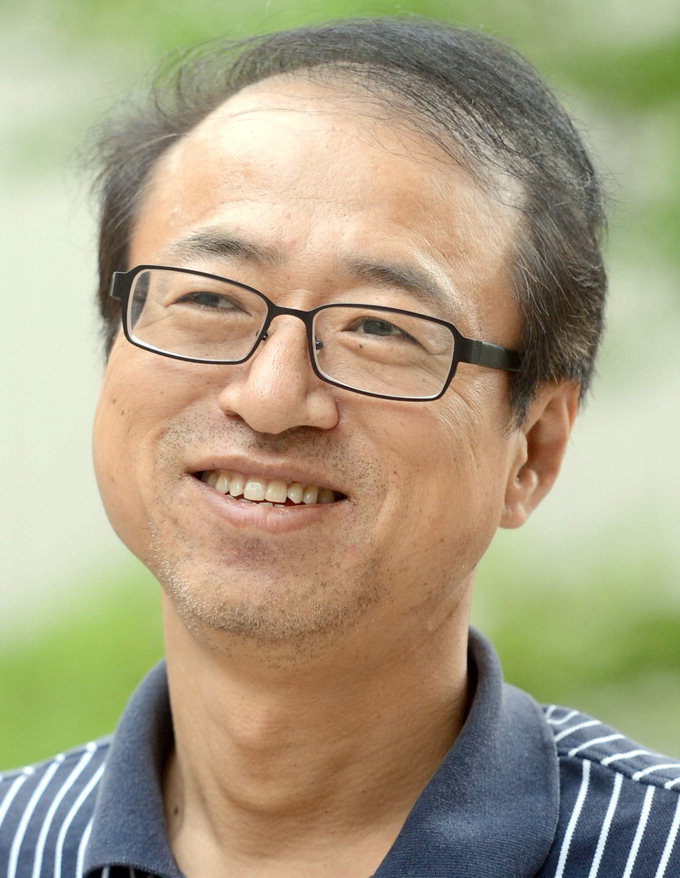 소설가 엄창석 중학생 성장기 그린 소설 ‘빨간 염소들의 거리’ 펴내