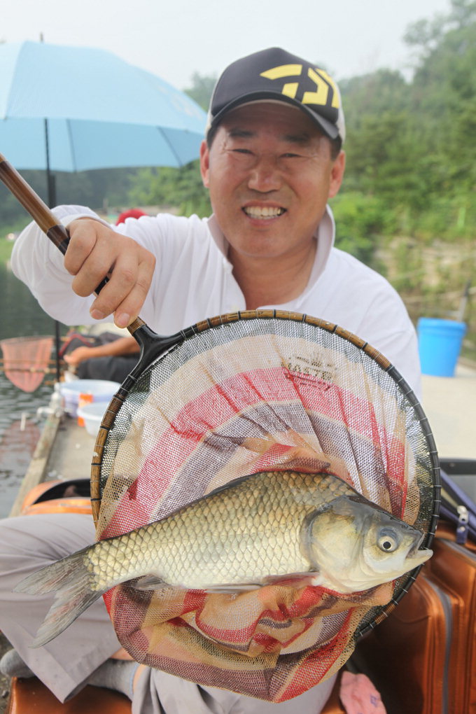 [김동욱의 낚시시대] 자연 저수지서 즐기는 야생 떡붕어 낚시