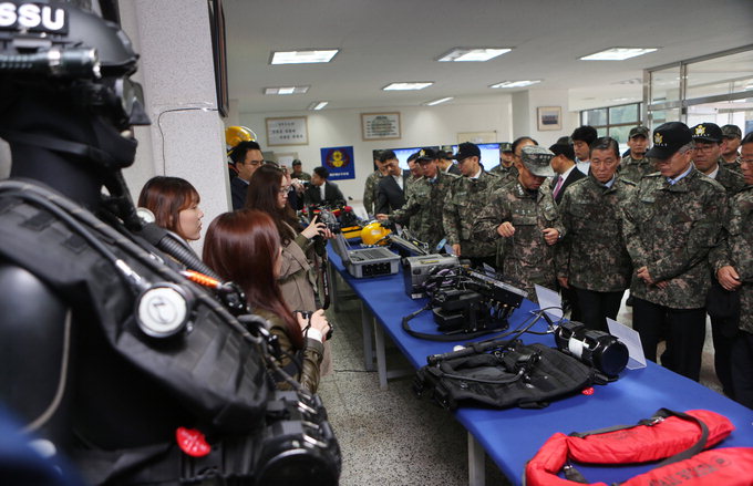 국회 국방위 심해잠수사 장비 점검