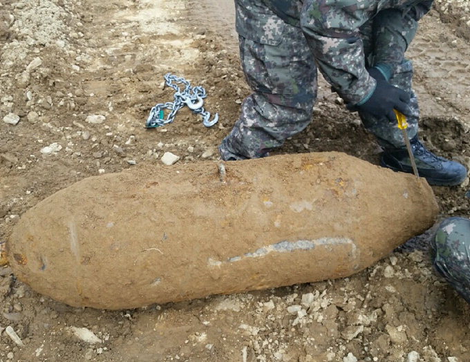 금호강 공항교 주변 공사장서 대형포탄 발견