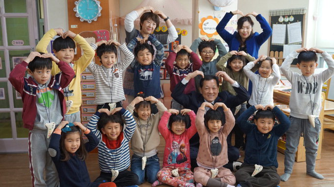 “보육교사, 어린이의 훌륭한 스승 되어주길”…김항곤 성주군수, 어린이집 방문