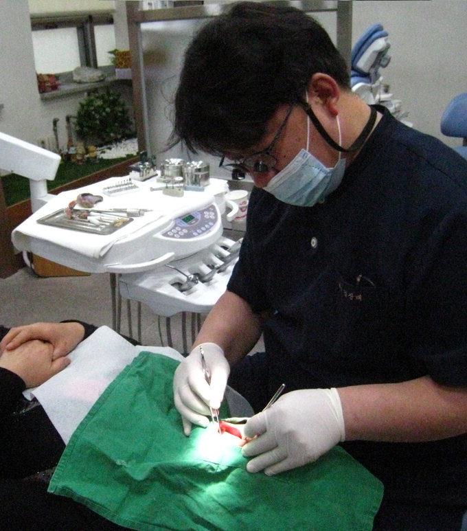 김진태 원장의 봉사하는 삶 “치과의사로 재능기부하는 데 보람”