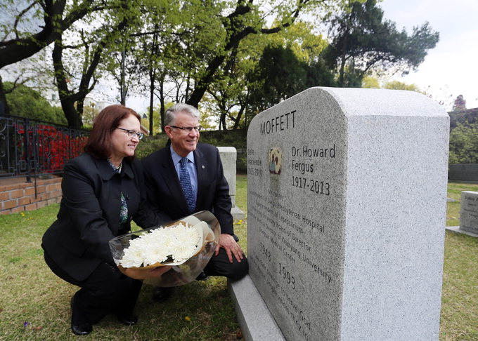 “아버지 마펫은 떠나는 날까지 대구 그리워해”…차남부부 동산의료원 묘지 참배