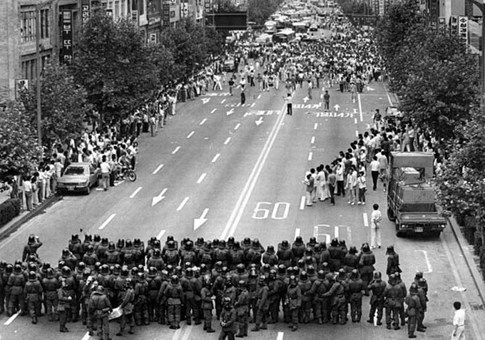 1987년 6월 ‘군부독재 타도, 대통령 직선’을 내걸고 거리로 나선 시민들. 헌정사상 가장 많은 시민들이 참여한 저항운동은 6·29 선언으로 이어졌다. <영남일보 DB>