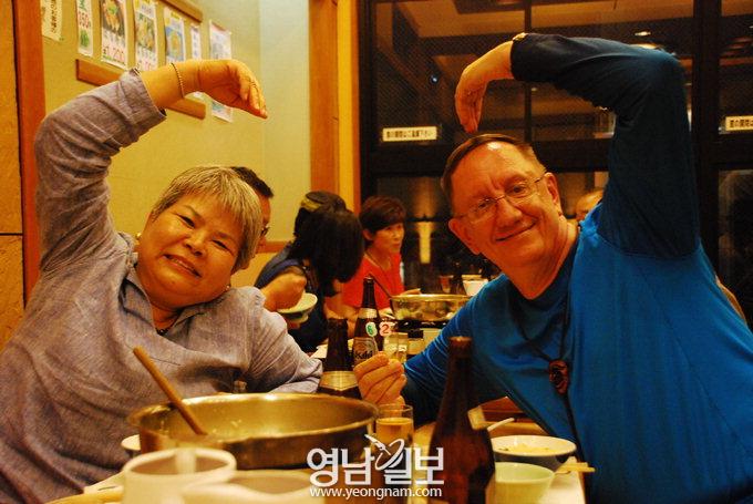 유일한 외국인  앤더슨 씨 부부 “개성 넘치는 투어…오사카 음식문화 이해에 도움”