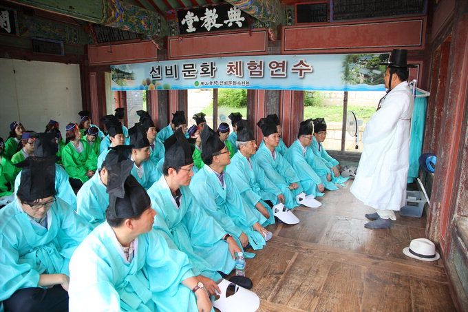 갓 쓴 교수들 “선비정신 통해 교육자 중요성 되새겨”