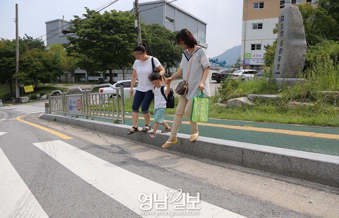 “장애인복지관 가는길 20㎝ 높이 보도턱”
