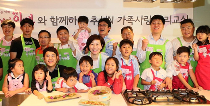“대한민국 아빠들이 달라졌다”…젖병 물리고 요리하고 ‘아빠 육아시대’
