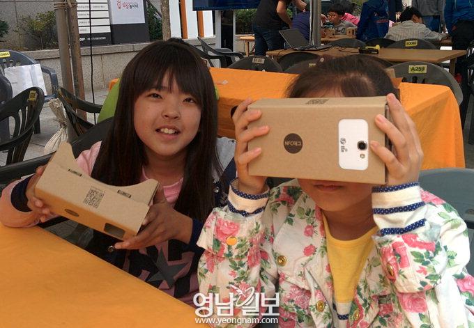 “비상구 어디지?” 허공에 손 휘저으며 가상현실 체험…2015 벤처로드 창조 Festa 폐막