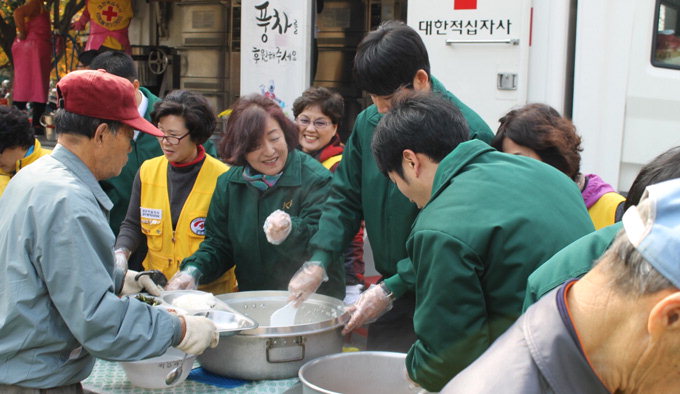 케이케이·대구 적십자사, 두류공원서 급식 나눔