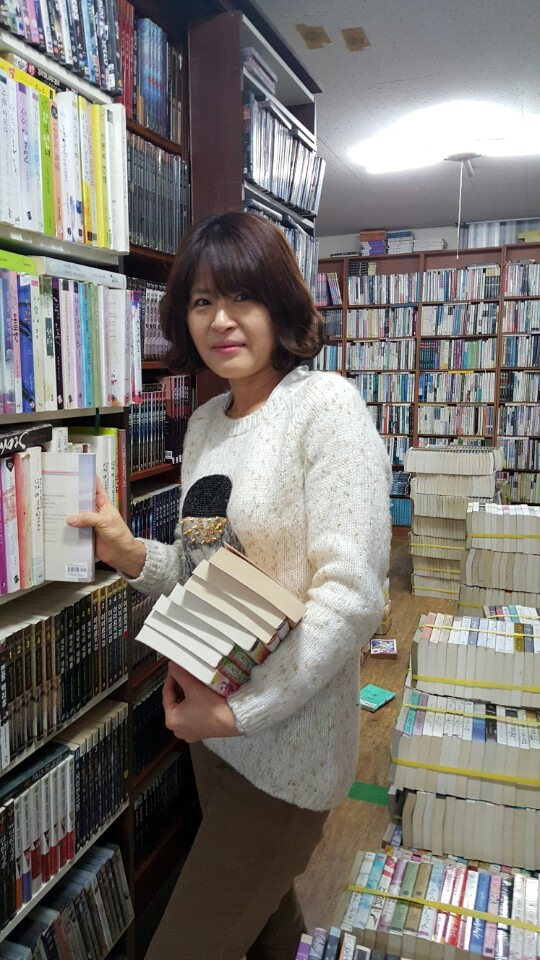 “헌책엔 추억이 쌓이고 쌓였죠” 13년째 헌책방 운영 황종미씨