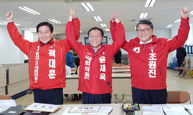 빨간점퍼 세 후보 나란히 등록…대기 중에도 이야기꽃