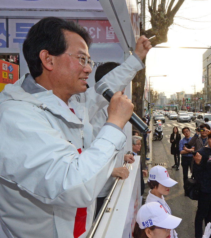 朴心으로, 劉風으로…‘동창이몽’