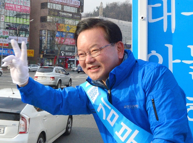 票는 자리에서 나온다?…후보들 아침부터 교차로 선점 전쟁