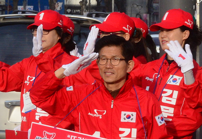 票는 자리에서 나온다?…후보들 아침부터 교차로 선점 전쟁