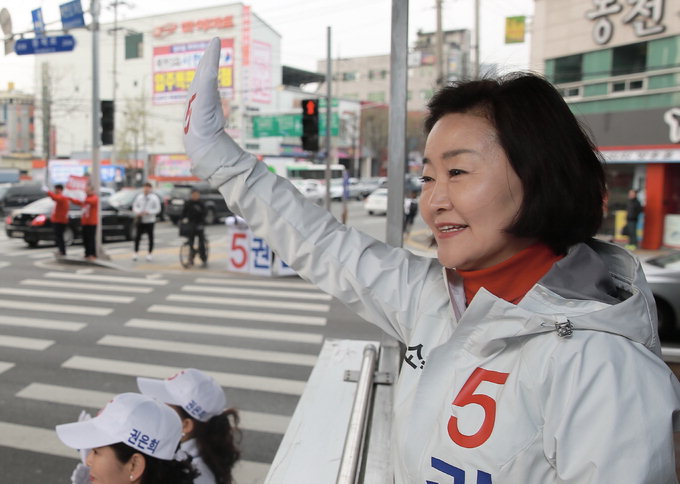 票는 자리에서 나온다?…후보들 아침부터 교차로 선점 전쟁