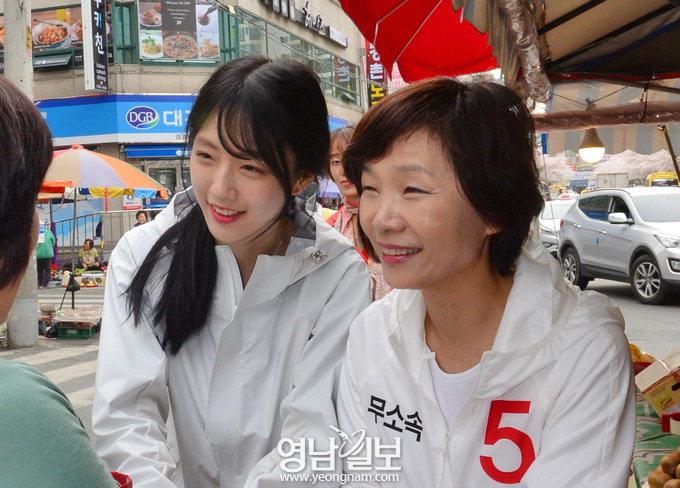 “가족은 나의 힘”…얼짱 딸·70대 父母 등 표밭갈이‘비지땀’