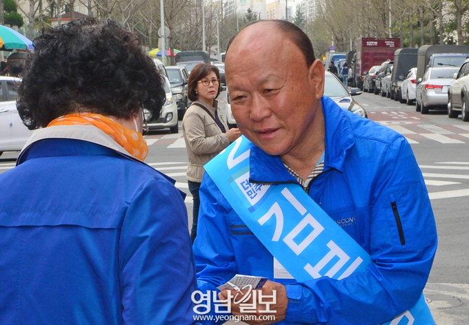 “가족은 나의 힘”…얼짱 딸·70대 父母 등 표밭갈이‘비지땀’