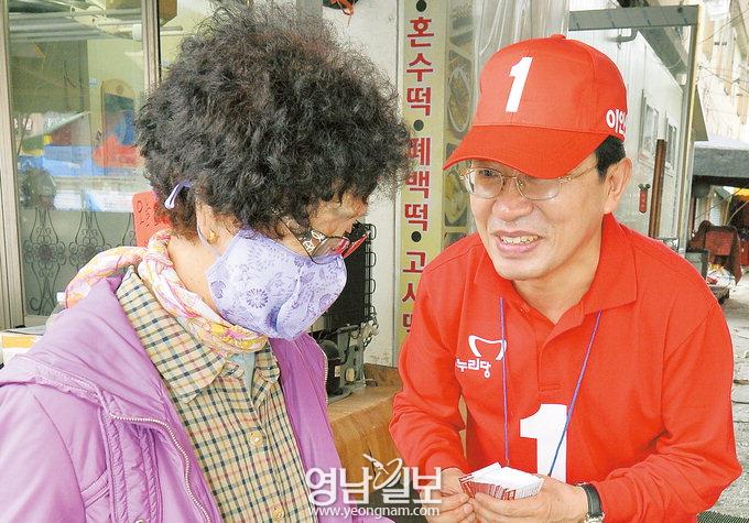 “가족은 나의 힘”…얼짱 딸·70대 父母 등 표밭갈이‘비지땀’