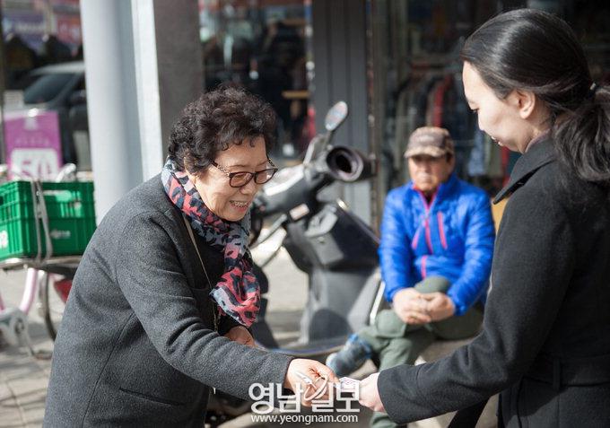 “가족은 나의 힘”…얼짱 딸·70대 父母 등 표밭갈이‘비지땀’