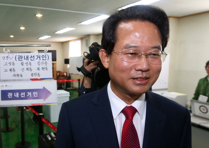 조직 vs 감성, 연예인 동원 vs 나홀로 유세, 삭발 투혼 vs 72시간 작전