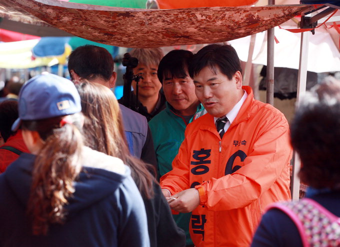조직 vs 감성, 연예인 동원 vs 나홀로 유세, 삭발 투혼 vs 72시간 작전