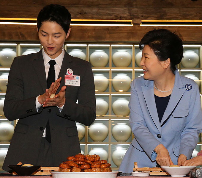 朴대통령, 창조경제 행보에 주력…송중기와 한식문화관 참석