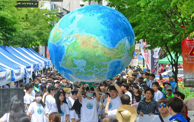 ‘지구의 날’ 대구 생명축제, 버스킹·텐트촌·분필아트…휴일 도심 북새통