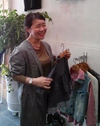 구제옷가게 운영하는 박일란씨 “힘들게 골라 재생시킨 옷, 새로운 주인 만나면 기뻐”
