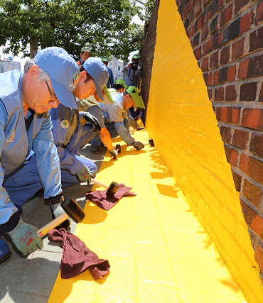 ‘옐로카펫’…포항 초등학교 부근 신호대기공간 10곳에 포스코 후원으로 설치