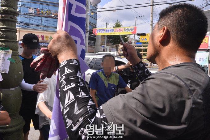 찢기는 현수막