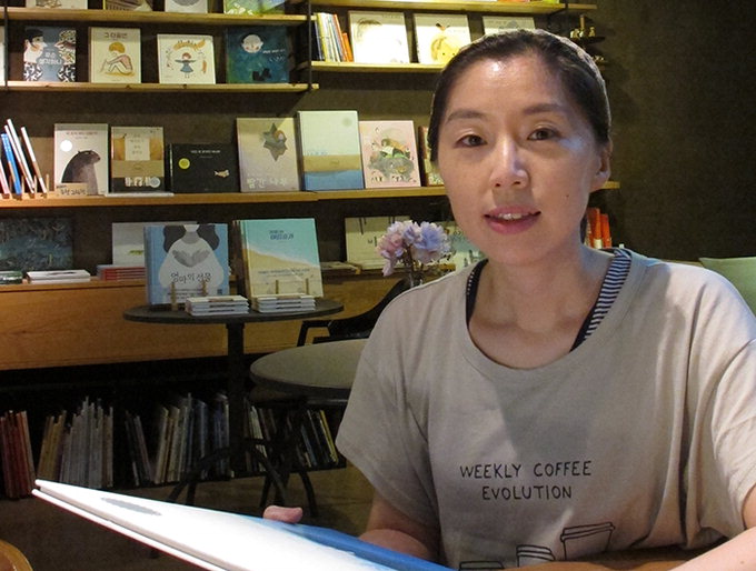 “그림책에는 치유의 힘…눈물 흘리는 사람도 있어요”…대구 앞산 그림책 카페 ‘hago’