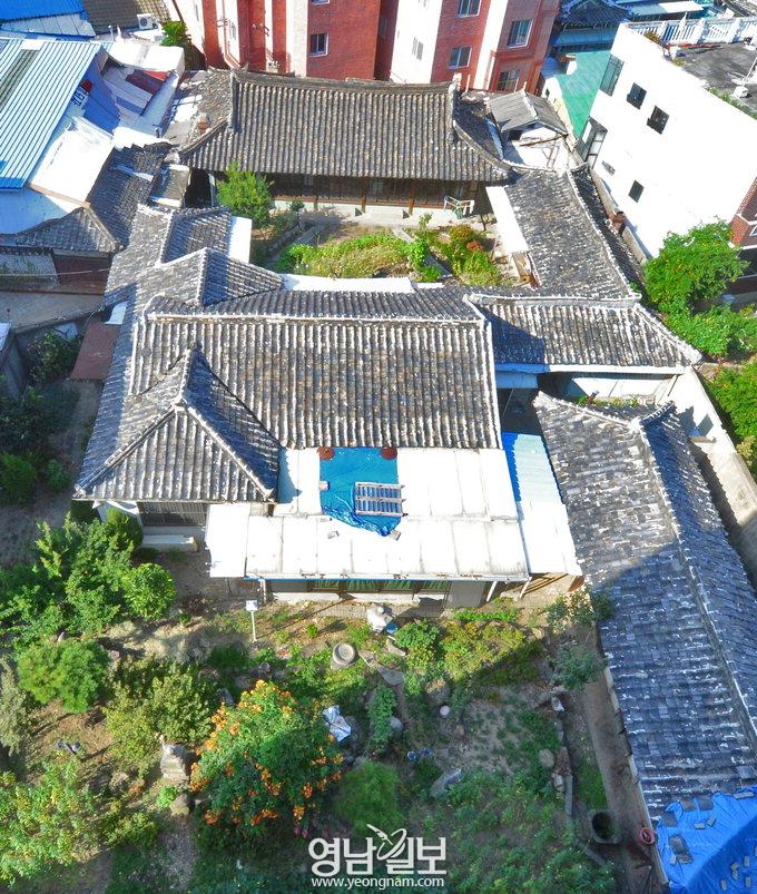 자물쇠 있으나 마나…창고 안엔 종이뭉치·액자·병풍 나뒹굴어