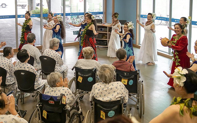 日 실버 댄스팀, 요양병원서 하와이 전통춤 공연