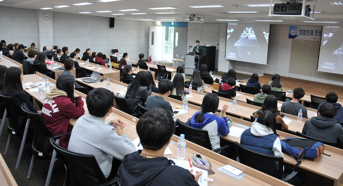 희망인재단 DGIST 투어 “첨단 과학교육 체험하며 감탄”