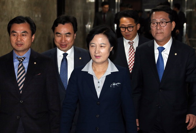 ‘대통령 하야’‘탄핵’‘거국내각’…민주당, 공세수위 놓고 고심