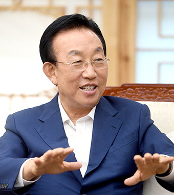 김관용 경북도지사 인터뷰 “전문 컨설팅·사업비 지원 등 실효성 있는 정책으로 보탬”
